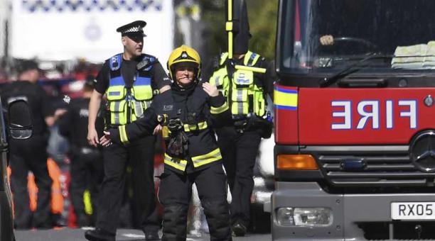 Policías colaboraron en guardar el orden tras la explosión en un vagón de tren en la estación de metro Parsons Green en Londres. Foto: EFE