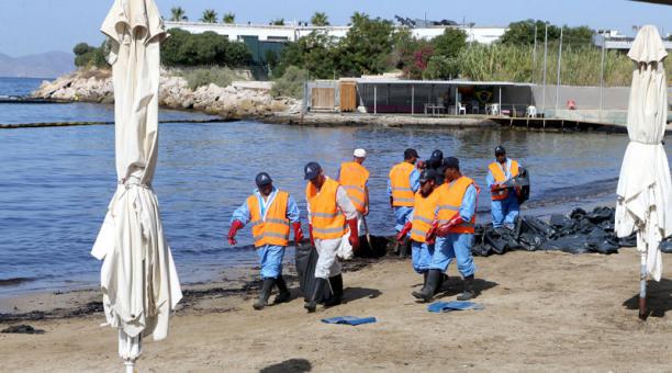 Trabajadores limpian un derramamiento de petróleo en una playa de Atenas, en el barrio Glyfada, Grecia, el 19 de septiembre de 2017. Foto: EFE