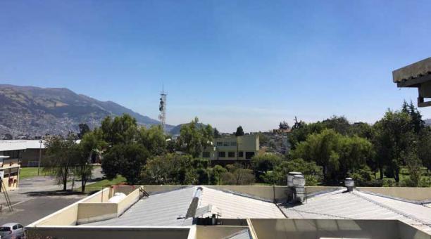 Fotografía tomada desde el barrio San Bartolo, en el sur de Quito, a las 10:43. Foto: Valentín Díaz / ÚN
