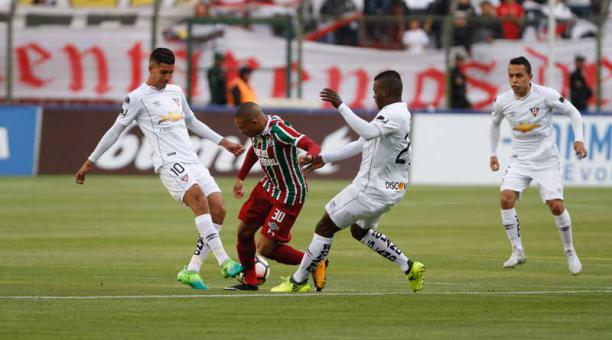 Edison Vega trata de escapar de la marca de los defensas de Fluminense. Foto: Patricio Terén / ÚN