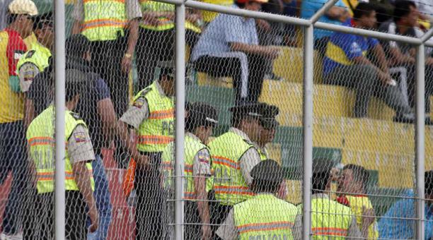 Los hinchas lanzaron objetos contra el árbitro Ángel Hidalgo, tras el partido. Foto: Fabián Alarcón / UN
