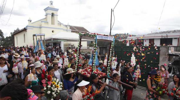 La procesión se hace por las calles del barrio Collacoto con el arcángel San Miguel en andas. Foto: Galo Paguay / ÚN