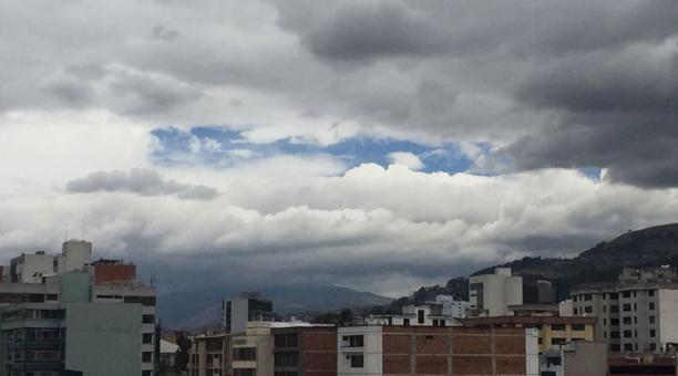 El cielo de Quito la tarde del lunes 25 de septiembre del 2017. Foto: Paúl Rivas / ÚN