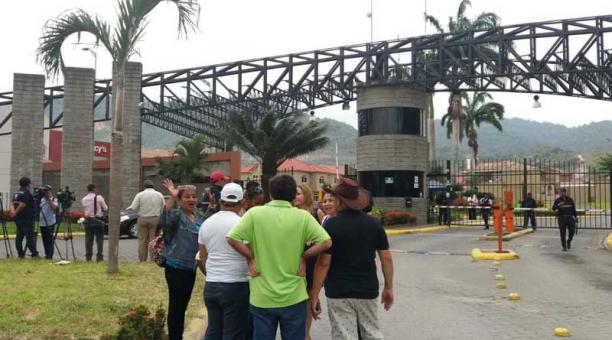 Simpatizantes de Alianza País se reunieron a pocos metros del ingreso al domicilio de Jorge Glas en Guayaquil. Foto: ÚN