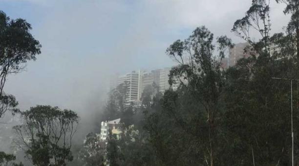 La neblina vista desde la autopista Simón Bolívar. Foto: Paúl Rivas