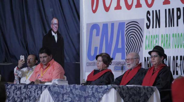 En Guayaquil, las organizaciones de la sociedad civil teatralizaron un juicio a Jorge Glas y el veredicto fue que es culpable por actos de corrupción. Foto: Mario Faustos/ ÚN