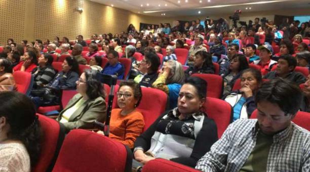 Docentes jubilados acudieron al evento del Ministerio de Educación sobre el tema de las compensaciones por jubilaciones. Foto: ÚN