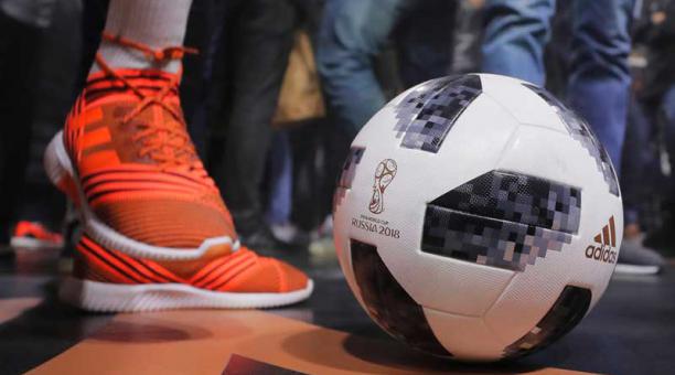 Detalle del balón oficial para el Mundial FIFA Rusia 2018, de nombre Telstar 18. Foto: EFE