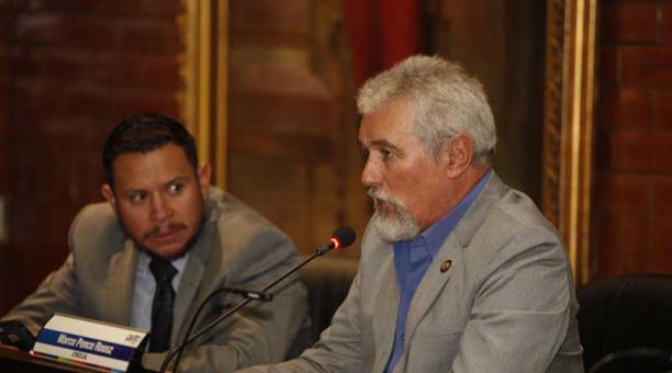 Marco Ponce, de la comisión de presupuesto se reunió con los concejales para tratar el presupuesto 2018. Foto: Galo Paguay / ÚN