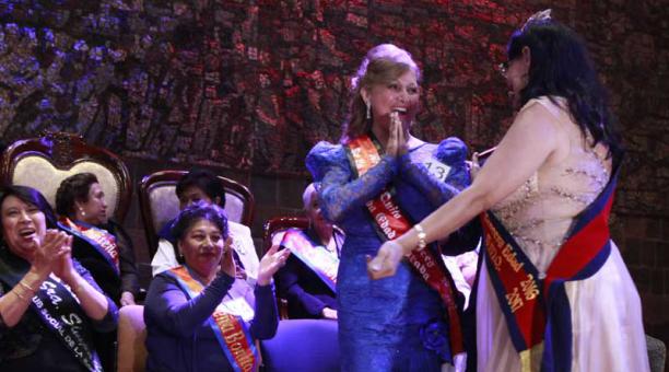Azucena Rosas (centro) fue elegida como Reina de Quito de la tercera edad. Foto: Paúl Rivas / ÚN