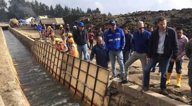 Mauricio Rodas, alcalde de Quito, inspecciona el canal restablecido de El Troje con el agua del Pita. Foto: Paúl Rivas / ÚN
