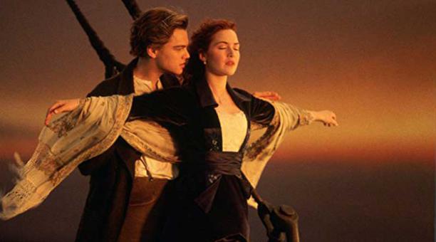 Leonardo DiCaprio (izq) y Kate Winslet en una de las escenas más famosas de la cinta 'Titanic' (1997). Foto: IMDB