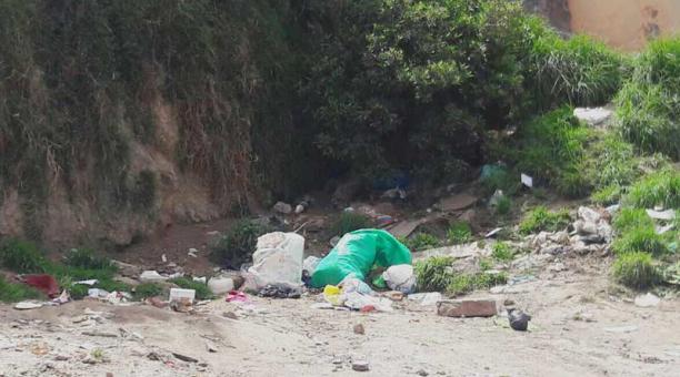 A los moradores les da por dejar la basura en un terreno baldío del sector. Foto: ÚN