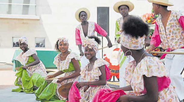 La comunidad afro se viste de gala para cantar al Niño; sus mujeres lucen coloridos trajes. Foto: Alfredo Lagla / ÚN