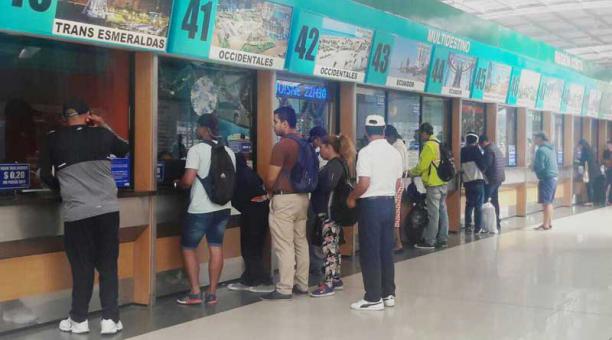 En la terminal de Quitumbe todavía hay poca gente, se espera mayor afluencia en la tarde. Foto: Ivonne Mantilla / ÚN