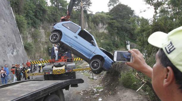Momentos en los cuales el automotor era rescatado de la quebrada Yanahuaico de Conocoto. Foto: Eduardo Terán / ÚN