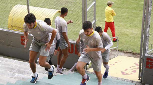 Los jugadores de Aucas en el entrenamiento de ayer, en Chillogallo. Foto: David Paredes /ÚN