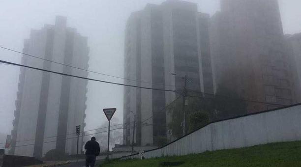 Ya entrada la mañana se mantiene la niebla en zonas como la González Suárez, en el norte de Quito. Foto: Paúl Rivas / ÚN