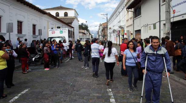 En el centro de Ibarra la gente se concentró en las calles esperando novedades tras el sismo de 4.6 grados. Foto: José Luis Rosales / EL COMERCIO