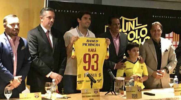 Kaká exhibe la camiseta que lucirá en la Noche Amarilla de este sábado. Twitter: @BSCMundo