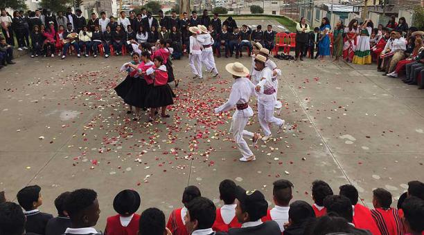 Un concurso de danza fue parte de los festejos en el C. M. Cotocollao. Foto: Ana Guerrero / ÚN