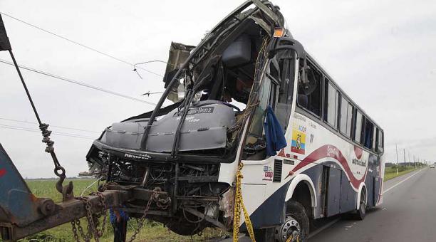 El bus de la cooperativa Loja quedó destruido. Foto: Mario Faustos / ÚN