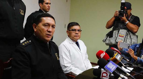 Rubén Hernández, director del H. Militar, y Édgar Cadena, director médico, informaron de los heridos. Foto: Alfredo Lagla / ÚN