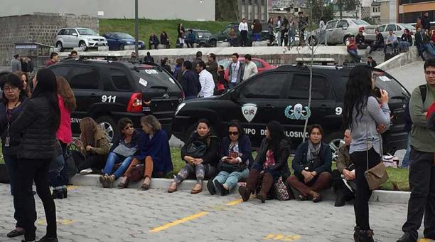 Los funcionarios de la Asamblea fueron evacuados a los exteriores del edificio. Foto: Galo Paguay / ÚN