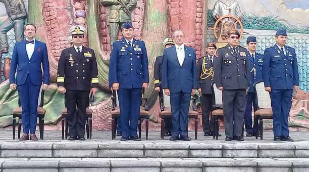 El general Oswaldo Jarrín (tercero desde la derecha) estuvo la mañana de este 2 de mayo del 2018 en el Ministerio de Defensa, en La Recoleta. Foto: cortesía Ministerio de Defensa