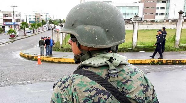 Equipo especializado revisó las instalaciones de un colegio de Guayaquil para descartar la presencia de algún aparato explosivo. Foto: ÚN