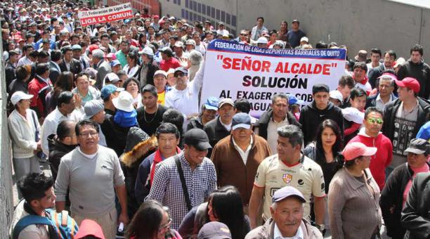 Las ligas barriales marcharon ayer para protestar por las cuentotas. Esperan llegar a algún acuerdo. Foto: Eduardo Terán / ÚN