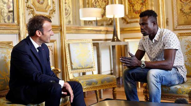 Mamoudou Gassama se reunió con el presidente de Francia, Emmanuel Macron. Foto: EFE