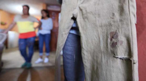 La madre del adolescente atacado todavía guarda el pantalón que llevaba puesto en el momento del incidente: un jean beige con manchas de sangre y roto. Foto: Vicente Costales / ÚN