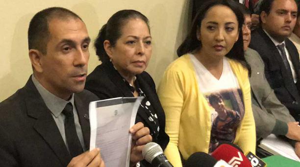 Roberto Meza se presentó en rueda de prensa junto con Patricia Ochoa, viuda de Jorge Gabela. Foto: Galo Paguay / ÚN