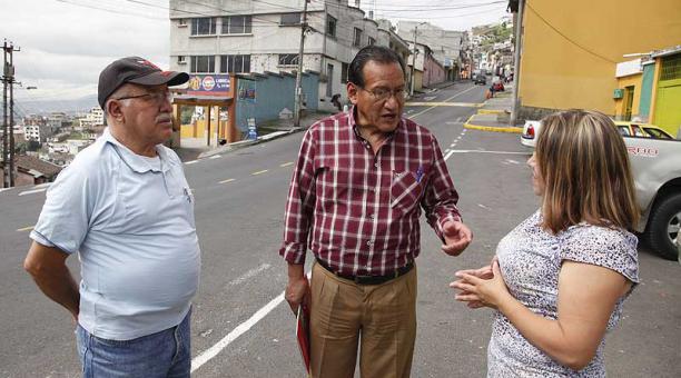 Vecinos de La Colmena dialogan sobre los problemas que afectan al barrio. Foto: Galo Paguay / ÚN