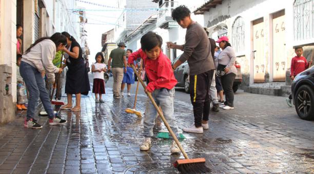 Los vecinos salieron a las calles desde las 10:00 para barrer y limpiar el sector. Las actividades se extendieron hasta la tarde. Foto: Eduardo Terán / EL COMERCIO