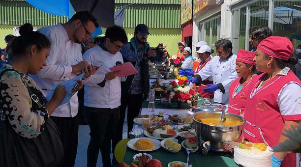Los duros de los platos del Mercado Chiriyacu, frente a frente con los jueces de la Asociación de Chefs. Foto: Ana Guerrero / ÚN