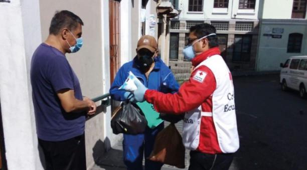 En Quito el Municipio realiza donaciones a familias que lo necesitan durante la emergencia sanitaria.