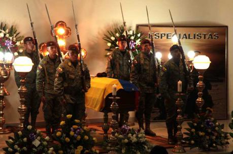 El cabo Félix Echeverría fue velado primero ayer en el auditorio de la Brigada Patria de Latacunga. Glenda Giacometti / ÚN