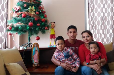Santiago Mallitasig junto a su esposa Carolina Dávila y sus hijos Thiago (6 años) y Theo 1. Foto: Santiago Ponce / ÚN