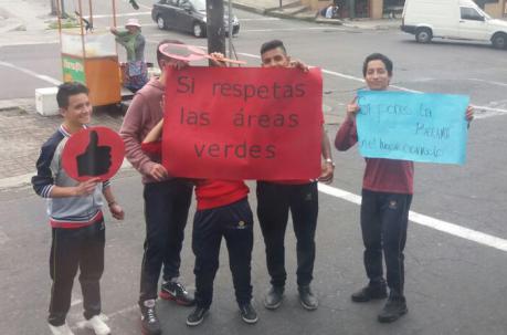 Con pancartas alusivas al cuidado del ambiente varios estudiantes se tomaron las esquinas de las principales avenidas de Quito. Foto: Santiago Ponce / ÚN