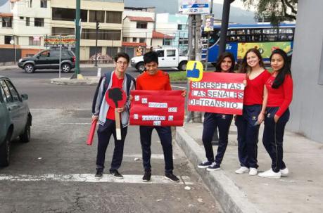 Con pancartas alusivas al respeto a las señales de tránsito varios estudiantes se tomaron las esquinas de las principales avenidas de Quito. Foto: Santiago Ponce / ÚN
