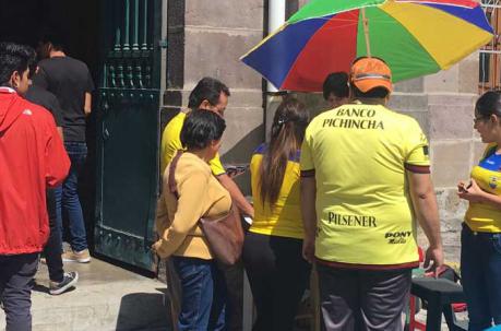 En el Instituto Nacional Mejía, en el centro norte de Quito, hubo varios votantes vestidos con los colores de la Tricolor. Foto Fernando Medina / ÚN