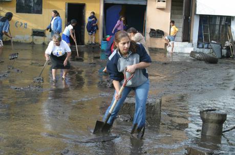 Los moradores del Barrio Lucha de los Pobres sacaron el agua con baldes. Foto: Archivo / ÚN