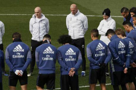 La plantilla y el cuerpo técnico del Real Madrid guarda un minuto de silencio en recuerdo del exfutbolista francés Raymond Kopa. Foto: EFE