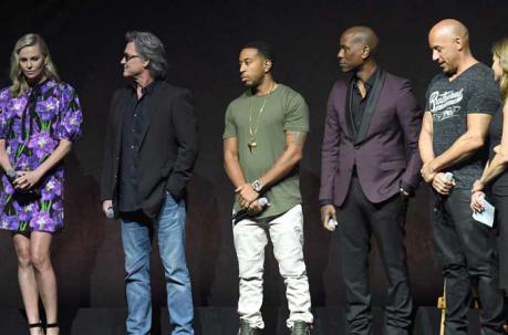 (de izq. a der) Charlize Theron, Kurt Russell, Ludacris, Tyrese Gibson y Vin Diesel hablan durante la presentación de la parte 8 de Rápidos y Furiosos en el CinemaCom. Foto: AFP