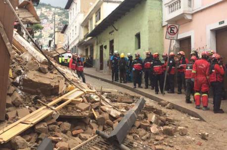 La vivienda patrimonial ubicada en las calles Loja e Imbabura, en el Centro Histórico, colapsó este martes 11 de abril del 2017. Foto: Cortesia / COE Metropolitano