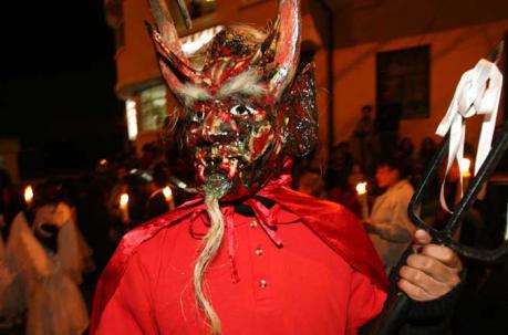 Cinco procesiones que no puede perderse (los diablos son parte del desfile católico). Foto: Archivo / ÚN