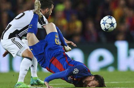 l delantero argentino del FC Barcelona Leo Messi (d) y el centrocampista bosnio Miralem Pjanic (i), de la Juventus. Foto: EFE