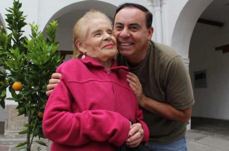 Santiago Naranjo junto a su madre, doña Blanquita Estrella. Foto: Cortesía de la familia